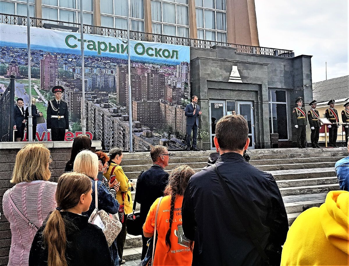 Губернатор Белгородской области Гладков выступает  на День города в Старом Осколе, 2022 год. В СССР эта должность называлась "председатель обкома партии".)