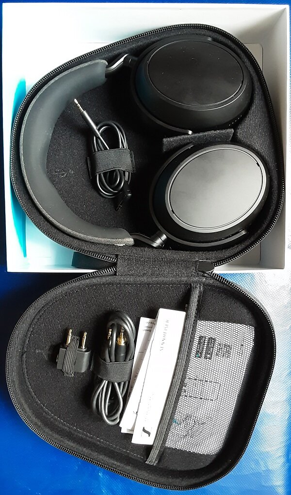 Коробка и кейс наушников Sennheiser Momentum 4