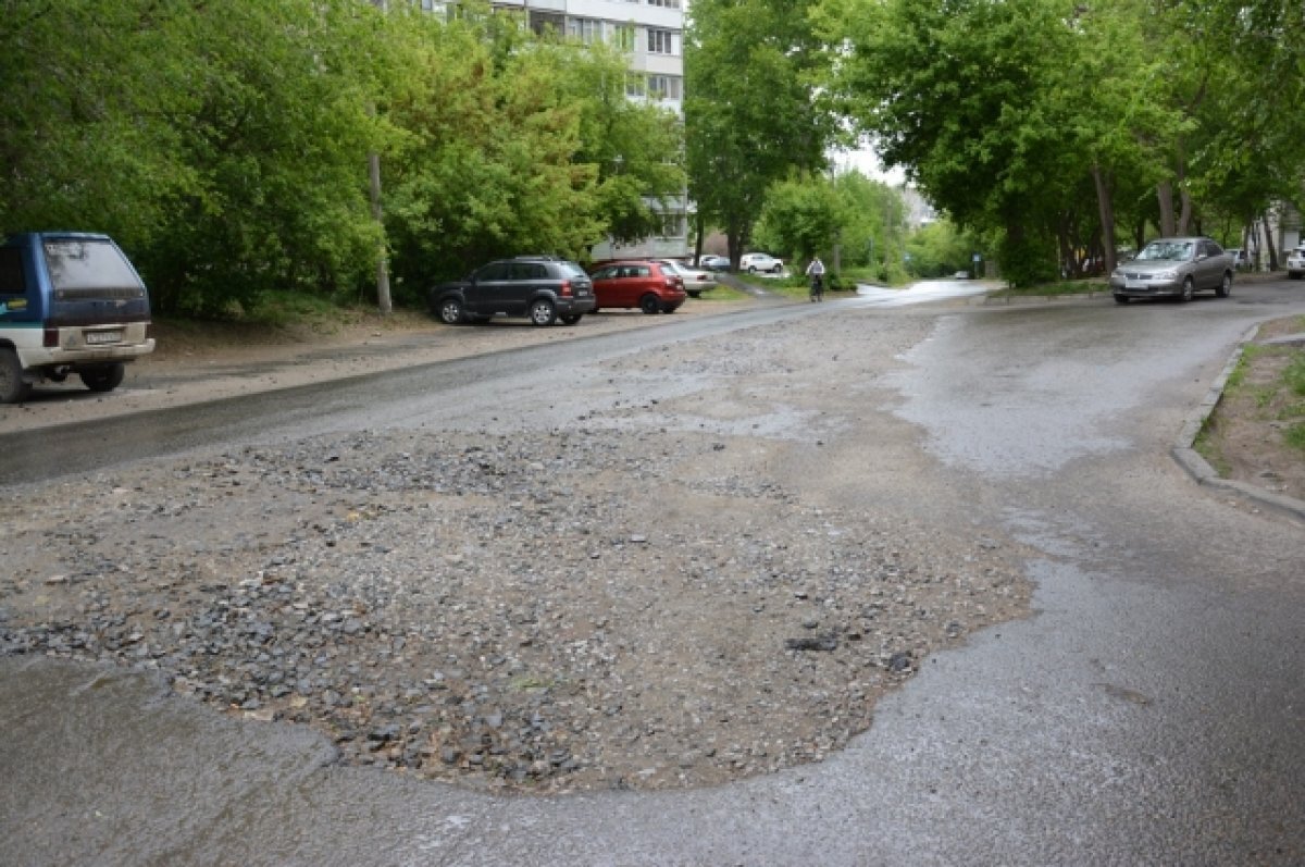    Власти взяли на контроль яму на улице Веры Кащеевой в Барнауле