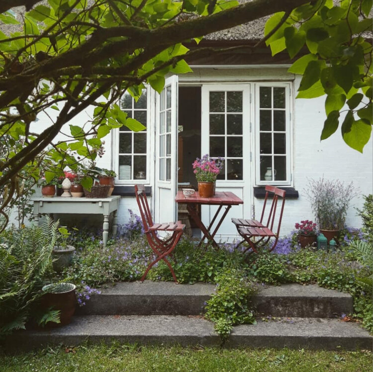 Этот дом датской художницы и дизайнера Ане Кирстин Бильде. Все ее работы вдохновлены местной флорой и фауной, поэтому и ее дом - прекрасная основа для ее иллюстраций, живописи, дизайна помещений.-2-3