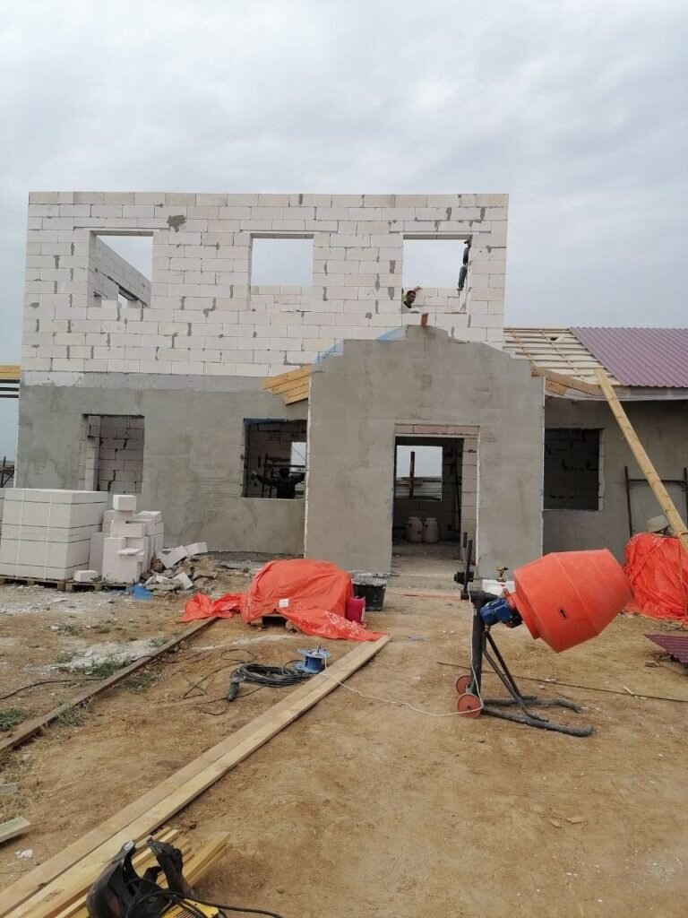     Храм Георгия Победоносца в Волжском строится полным ходом
