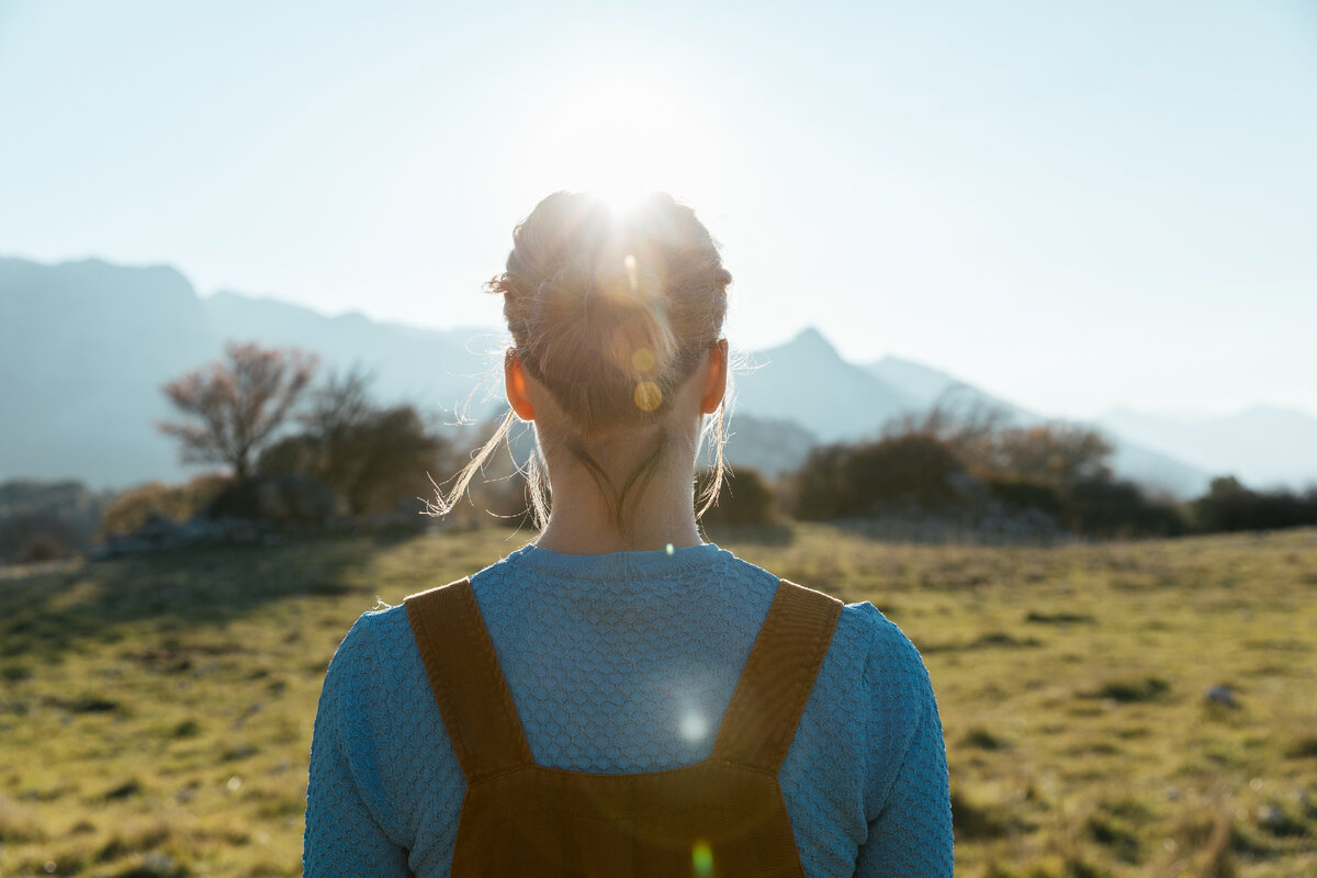 Изображение от <a href="https://ru.freepik.com/free-photo/woman-facing-sun-in-nature_5282316.htm#page=2&query=%D0%BF%D1%80%D0%BE%D0%B1%D1%83%D0%B6%D0%B4%D0%B5%D0%BD%D0%B8%D0%B5%20%D1%81%D0%BE%D0%B7%D0%BD%D0%B0%D0%BD%D0%B8%D1%8F&position=10&from_view=search&track=ais">Freepik</a>