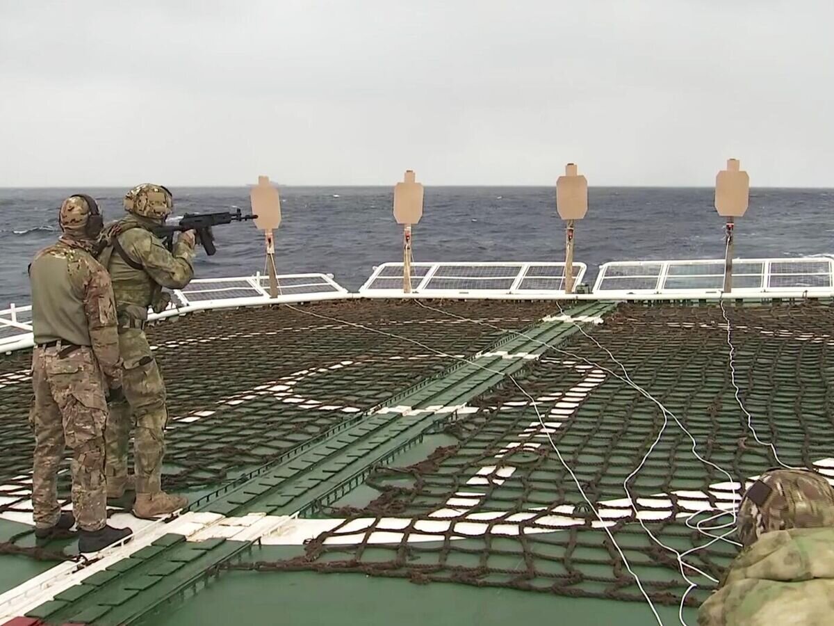    Военнослужащие Северного флота во время учений в Атлантике© РИА Новости / Пресс-служба Минобороны РФ