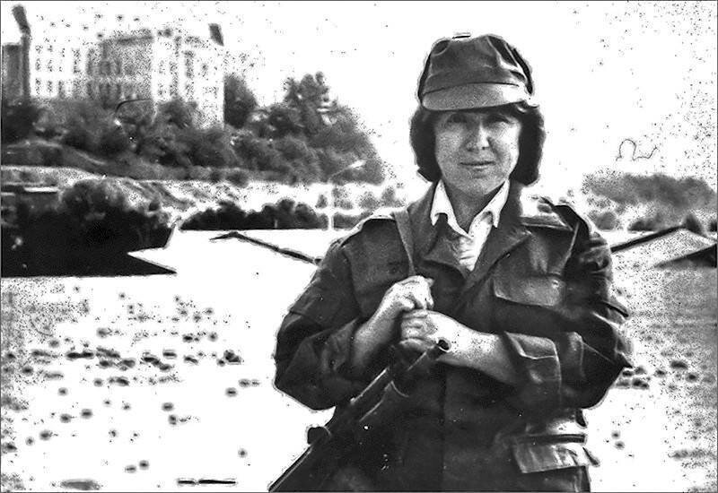 Молодая журналистка-лгунья с автоматом