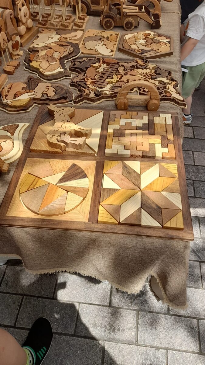 В День защиты детей в блокадном Степанакерте прошла выставка изделий и рисунков, сделанных руками карабахских детей. Фоторепортаж