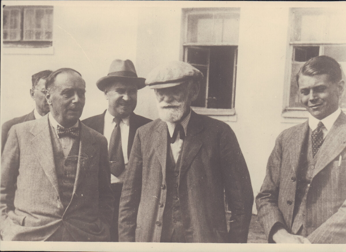 И.П. Павлов и английский писатель Герберт Уэллс на биостанции Института экспериментальной медицины в Колтушах. 1934 г.