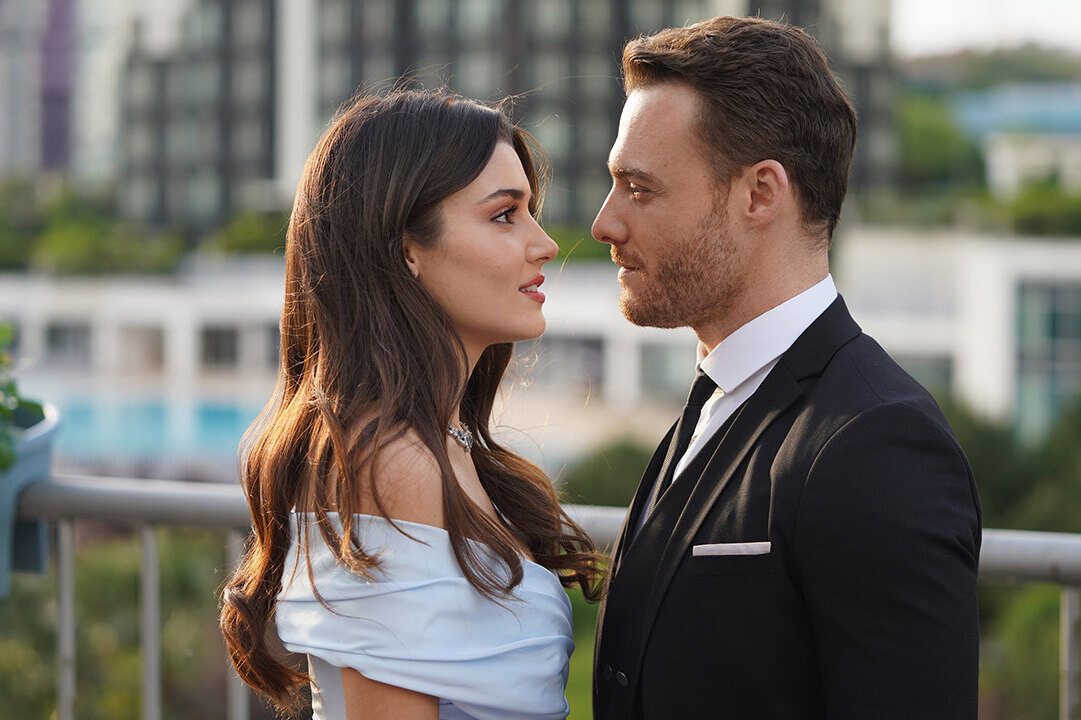     Психолог объяснила, почему у Эды и Серкана из "Постучись в мою дверь" токсичные отношения и на какие опасные крючки сценаристы цепляют зрителя