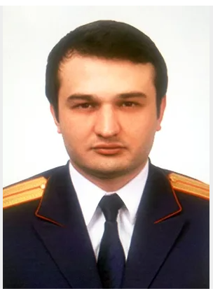 Поступив на службу в СКР в декабре 2011 года, господин Тамбиев последовательно занимал должности следователя Гагаринского межрайонного следственного отдела, следователя по особо важным делам следственного управления по Юго-Западному административному округу, заместителя руководителя Мещанского следственного отдела, его начальника и, наконец, руководителя следственного отдела по Тверскому району столичного ГСУ СКР. Надзором было установлено, что следственный работник официально жил на одну зарплату, а у него самого и членов семьи дорогостоящего имущества и накоплений денежных средств в российских рублях, а также иностранной и криптовалюте не имелось. Во всяком случае, никто из них его не декларировал.