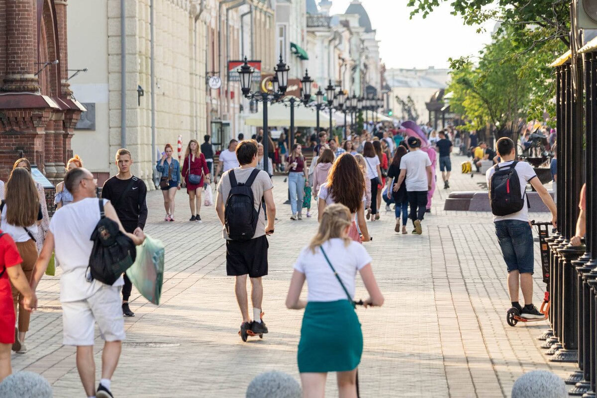 Какой человек живет в москве. Люди на улице. Люди в городе. Жители города Казань. Казань люди на улицах.