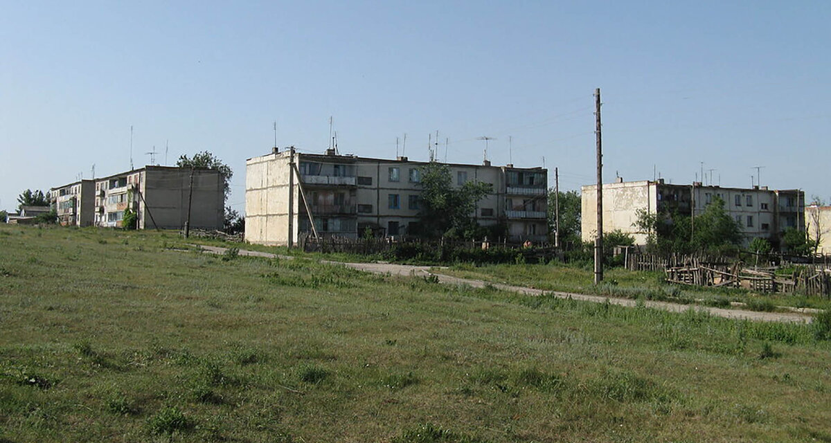 вон в том доме слева мы и живём :)