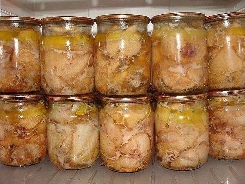 источник:https://t.me/zakrytki/1050 ДОМАШНЯЯ ТУШЕНКА ИЗ КУРИЦЫ

Ингредиенты:
 Курица - 2 кг
 Перец чёрный горошек - 20 шт
 Соль - 20 гр
 Лавровый лист - 4 шт

Приготовление:
 С мяса курицы снимаем кожу, нарезаем мелкими кусочками, отделаем мяско от костей, укладываем в кастрюльку, солим, перчим, используем любые приправы, которые вам нравятся. Ставим кастрюльку с мяском минут на 40 в холодильник. Банки тщательно стерилизуем. Укладываем по 10 перчинок горошком и по 2 лавровых листочка на дно каждой стерильной баночки. В банки раскладываем мясо, не нужно их "набивать" очень плотно. Накройте их фольгой вместо крышки. Банки отправляем в холодную духовку, включаем на 150°С и оставляем на 4,5 часа. Когда отключите духовку пусть банки постоят там еще пол часа, чтобы остыли. Затем достаньте банки и закатайте их стерилизованными крышками, переверните.

из 2 кг мяса вышло 2 баночки тушенки по 700 гр

Удачных закруток!

Будьте здоровы и не болейте! Приятного аппетита!
более50000 рецептов втвоём смартфоне(https://gtblg.ru/twUjWN?erid=2VtzqwENvYz) втвоём смартфонескачивай мобильное приложение и открывай доступ к высокой кухне!.
🛒 Заказ продуктов на дом http://shp.pub/69j0ra
🚚 Бесплатная Доставка товаров для кухни: http://shp.pub/68gy16
🛒 Заказ продуктов на дом http://shp.pub/69j0ra

БУДУ РАДА ЛЮБОЙ ВАШЕЙ ПОДДЕРЖКЕ НА РАЗВИТИЕ КАНАЛА https://www.donationalerts.com/r/peoples_life

#рецепты #советы #лайфхаки #продукты #консервирование #кухня #выпечка #торт #пирог #первое #второе #напитки #соус #заправка #красота #здоровье #похудение #диета
#русскиерецепты #кулинария #домашниерецепты, #какготовить, #пошаговыерецепты, #продукты, #консервирование, #чтоприготовить, #русскаякухня, #кухня, #домашняякухня #какприготовить,

‼ВНИМАНИЕ‼,РЕКОМЕНДУЮ ВСТУПИТЬ В ГРУППУ(https://vk.com/womans_mir) - НЕ ПОЖАЛЕЕТЕ‼
ПОДПИСЫВАЙТЕСЬ НА МОЙ КАНАЛ(https://dzen.ru/mirvkyca)
НАШ ТЕЛЕГРАММ КАНАЛ ХАЛЯВЫ:https://t.me/WCDHALAVA