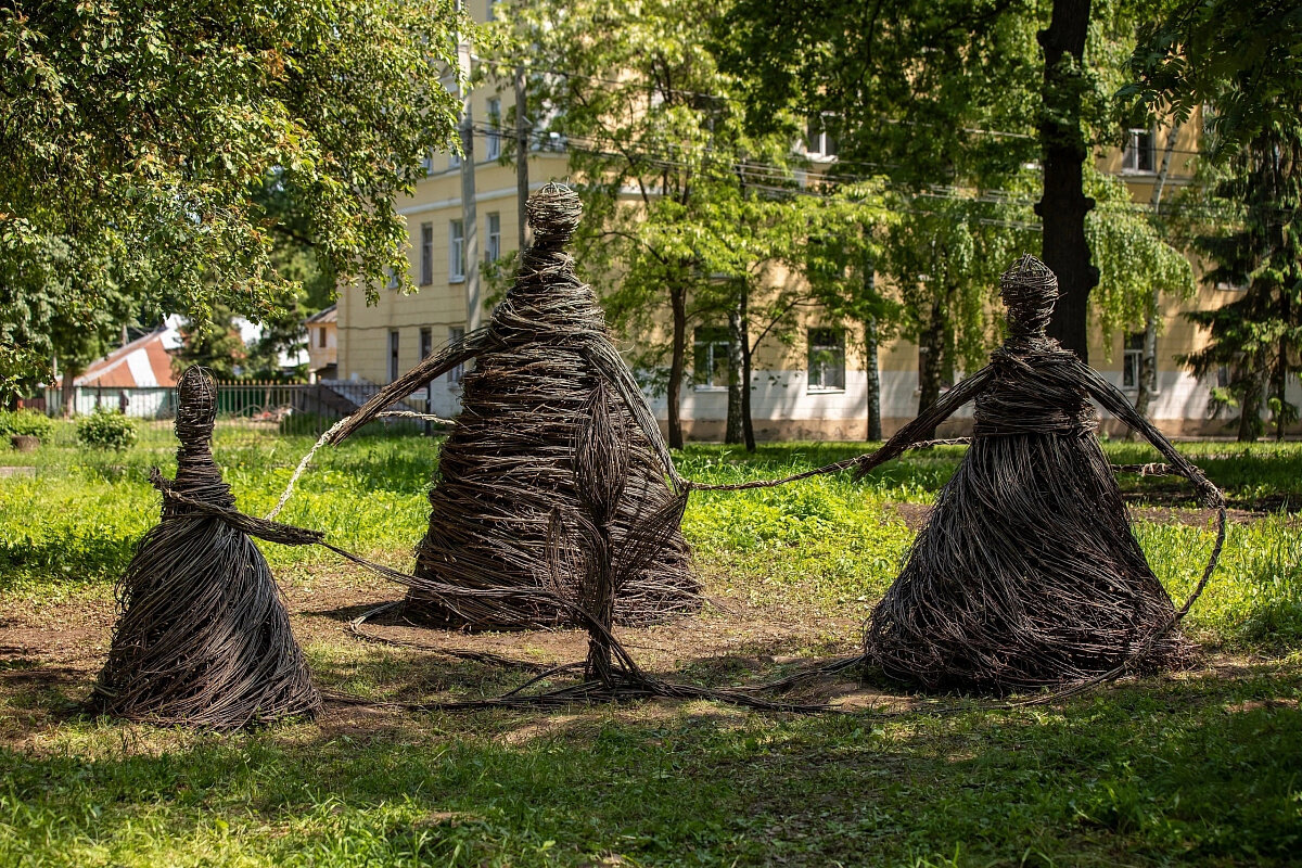 Д арт воронеж. Ленд арт в Воронеже. Арт объект из веток. Фестиваль арт объектов.