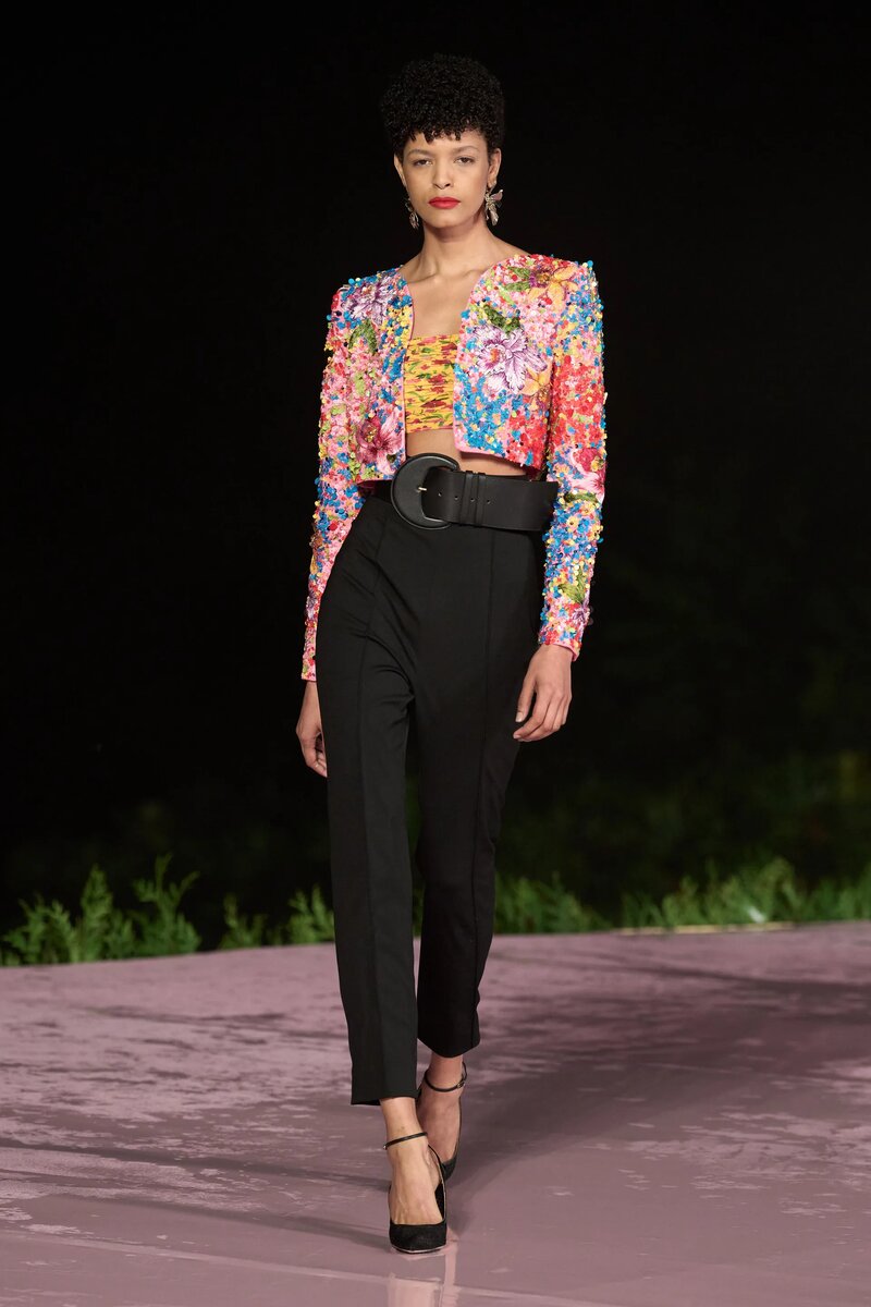 Resort 2025. Carolina herrera resort 2025 models. carolina herrera джинсы. баленсиага 2025 коллекция. vogue runway monot.