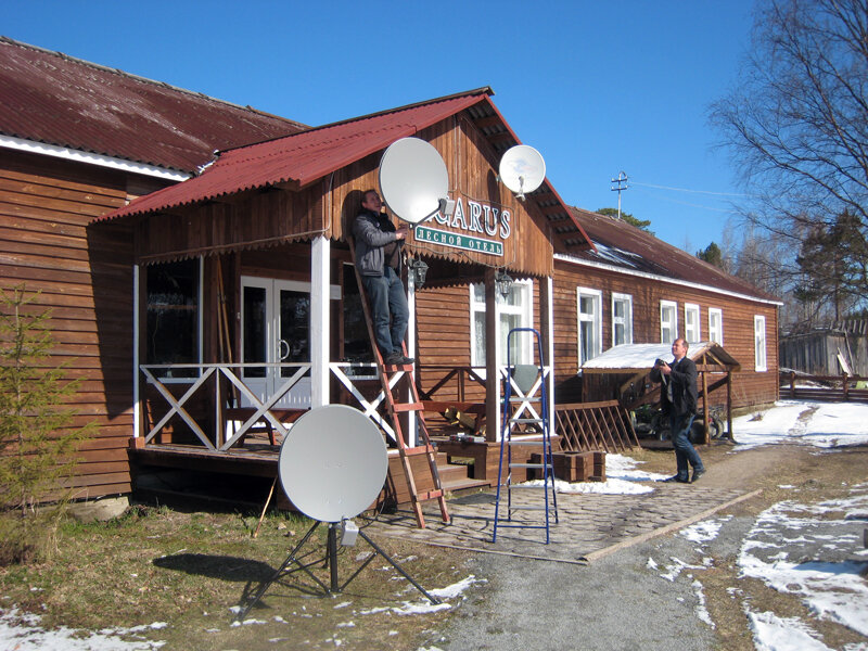 Команда "Кайтнет" устанавливает спутниковое оборудование