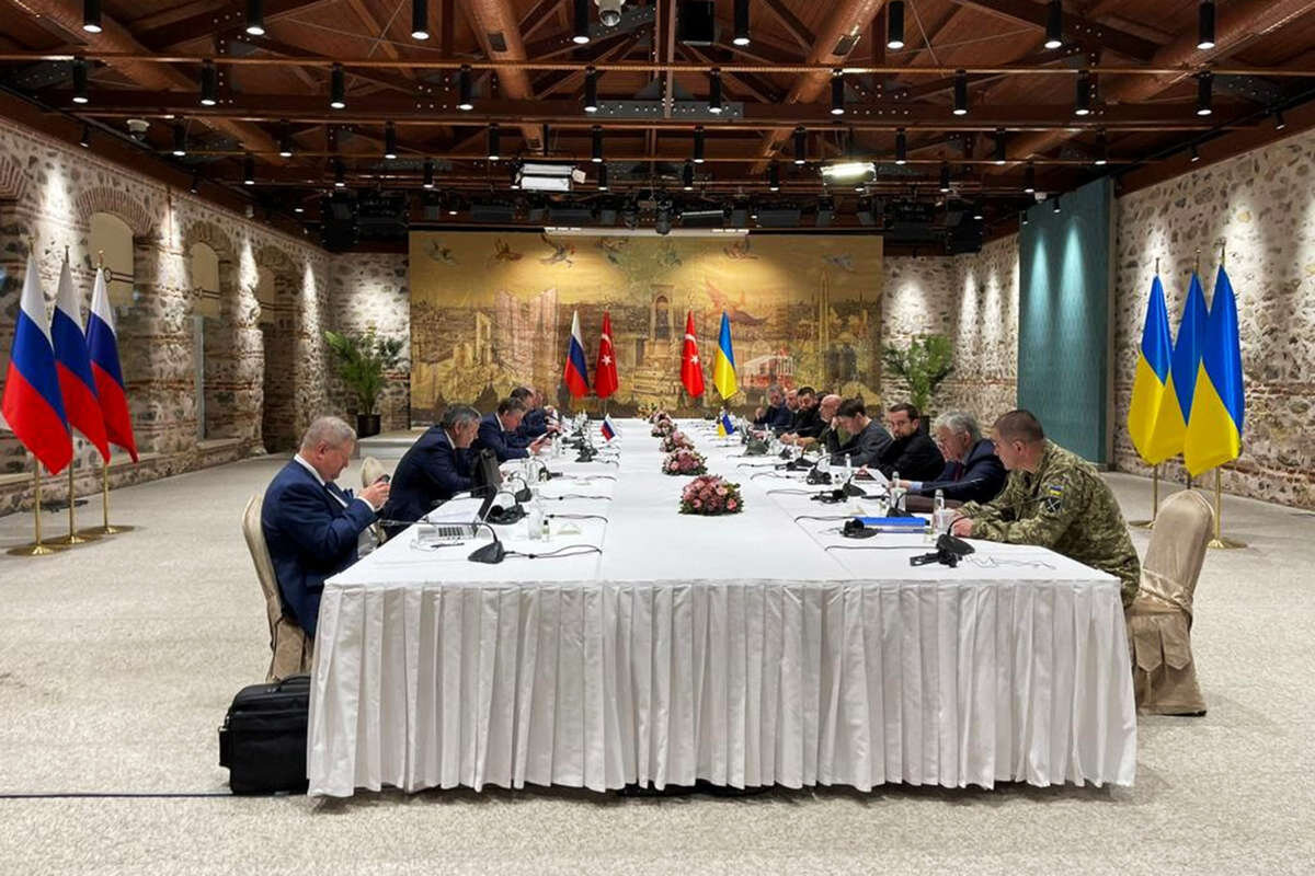 https://m.gazeta.ru/     Фото с переговоров в Стамбуле, весна 2022