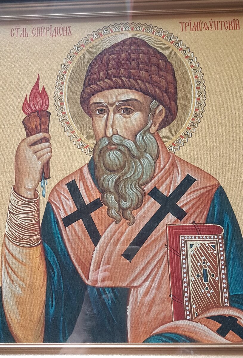 Аналойная икона Святителя Спиридона Тримифунтского. Храм Успения Пресвятой Богородицы "за верхом" г. Калуга. Святой Спиридон изображен с пылающим камнем веры в руках.