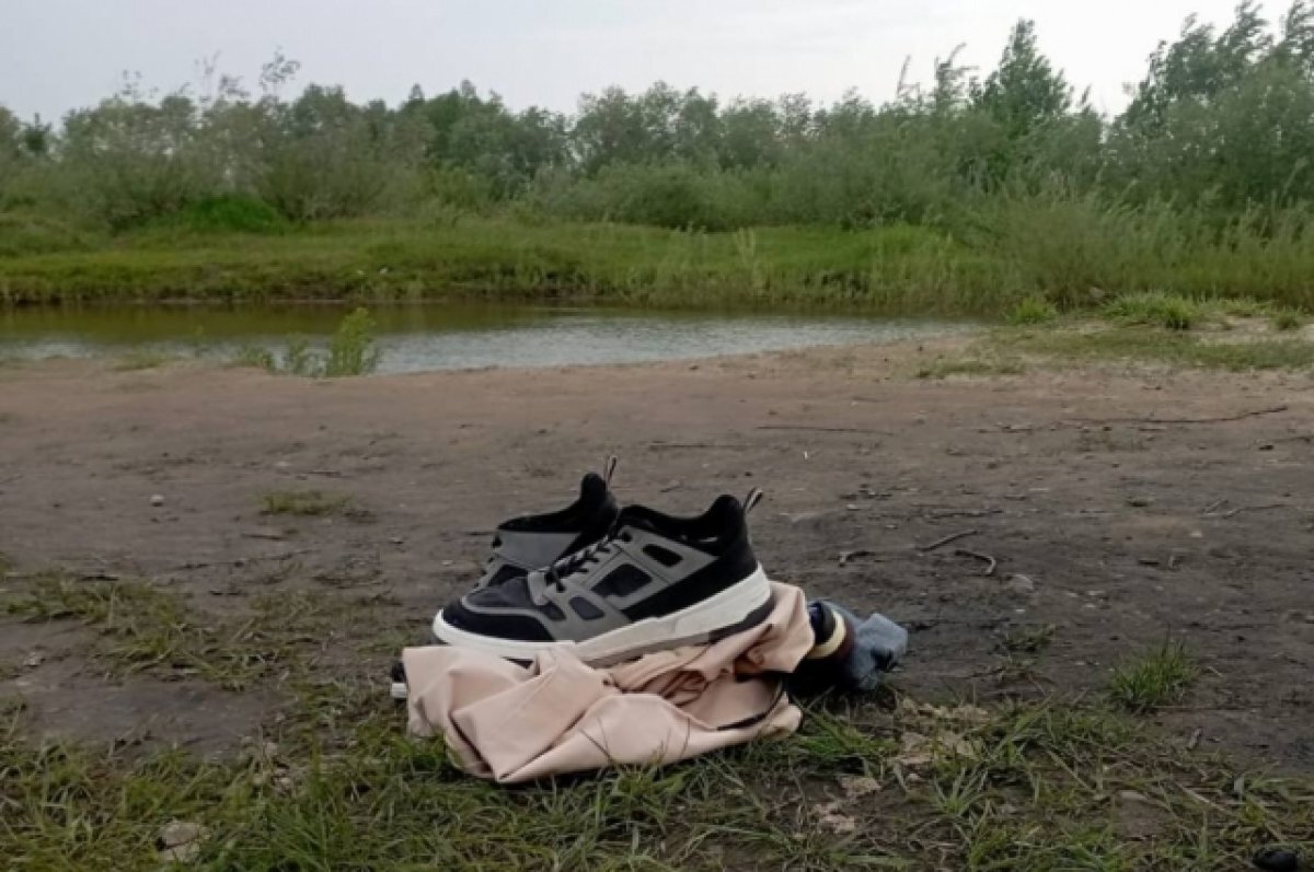    Дети, спасаясь от палящего солнца, бегут к рекам и озерам, не понимая об опасности.