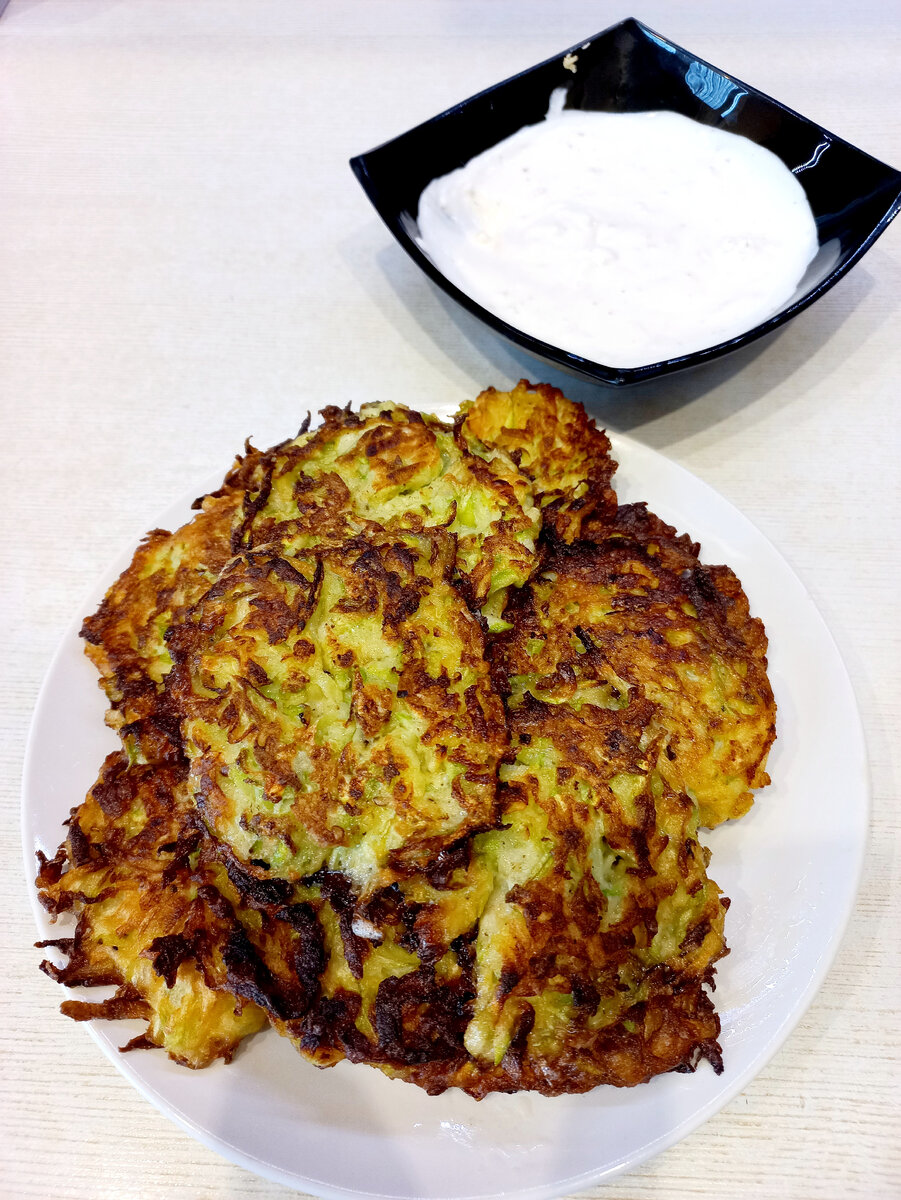 Кабачковые оладьи с сметанным соусом