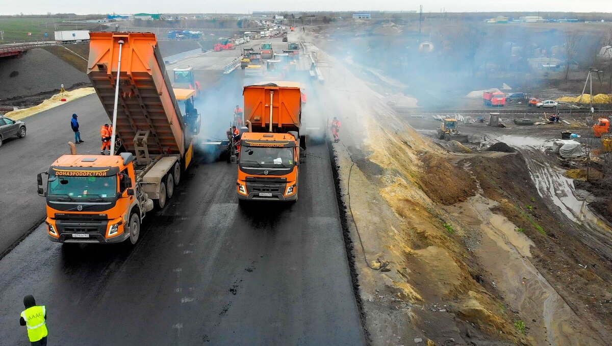     Донские депутаты обратились к вице-премьеру России Марату Хуснуллину, чтобы добиться расширения трассы М-4 «Дон» в Ростовской области, об этом сообщил портал ТАСС.