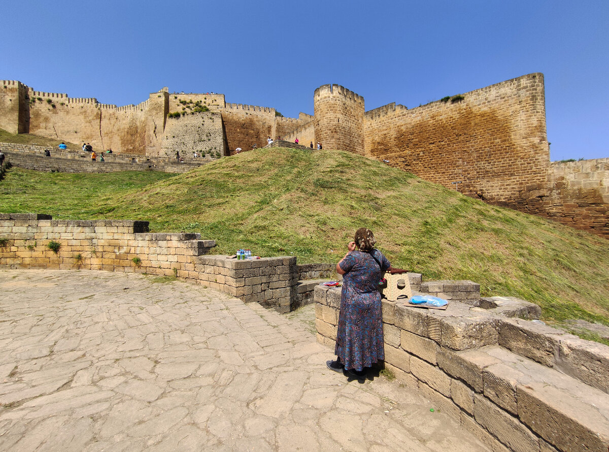 Дербентская крепость история. Цитадель Нарын-кала Дербент. Дербентская крепость Дербент. Крепость Нарын кала. Крепость Нарын-кала (г. Дербент).