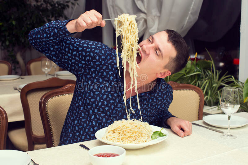 Лапша на ушах меню. Ест лапшу. Кушает спагетти. Парень ест спагетти. Человек ест лапшу.