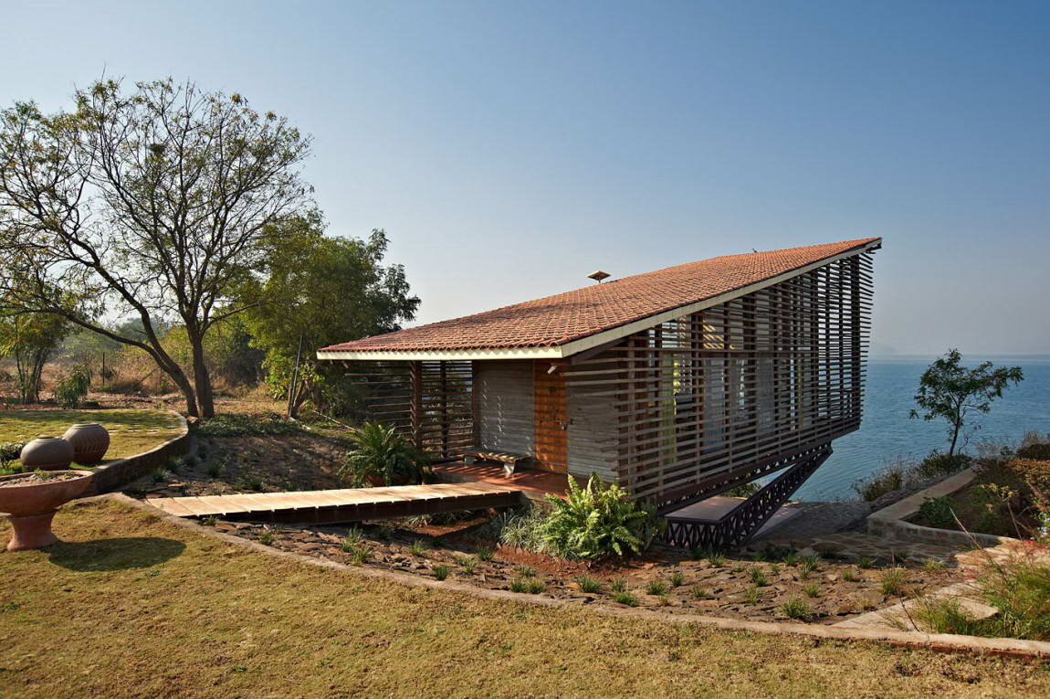 Дом у озера в Индии 