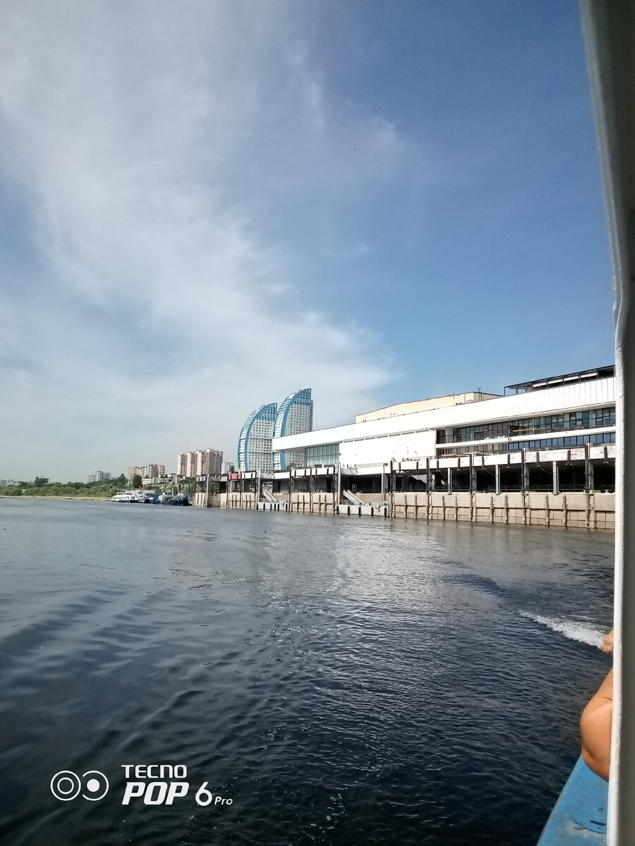 Наш Речной порт. Те два синих здания, в далеке называются ЖК ,,Паруса,,. 