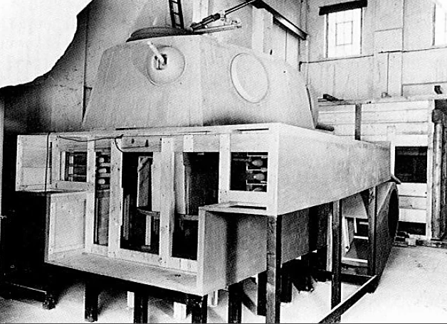 Вид с кормы. Отчётливо видно пулемётное гнездо сзади башни 