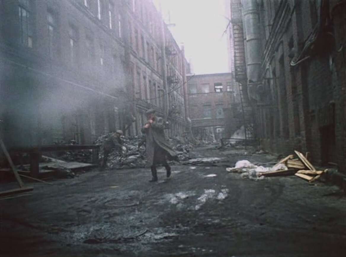 Двор завода в Ленинграде. Кадр из фильма