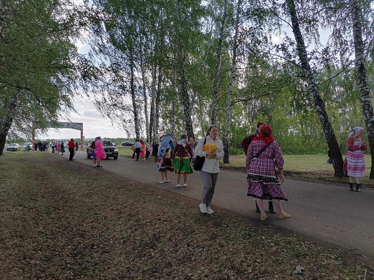 Встречают гостей при входе