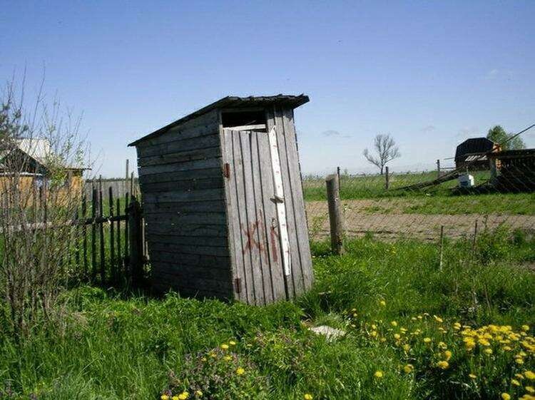 Жизни не видал. Деревенский туалет. Сельский туалет. Смешной деревенский туалет. Мемы про деревню.