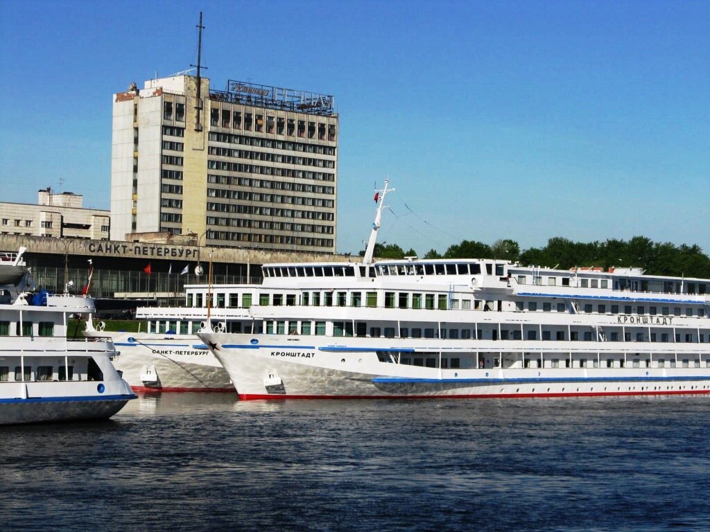 Речной вокзал в Санкт-Петербурге перед сносом. Фото Елены Лисицыной из книги "Круиз Москва - Петербург. Коллекция впечатлений"