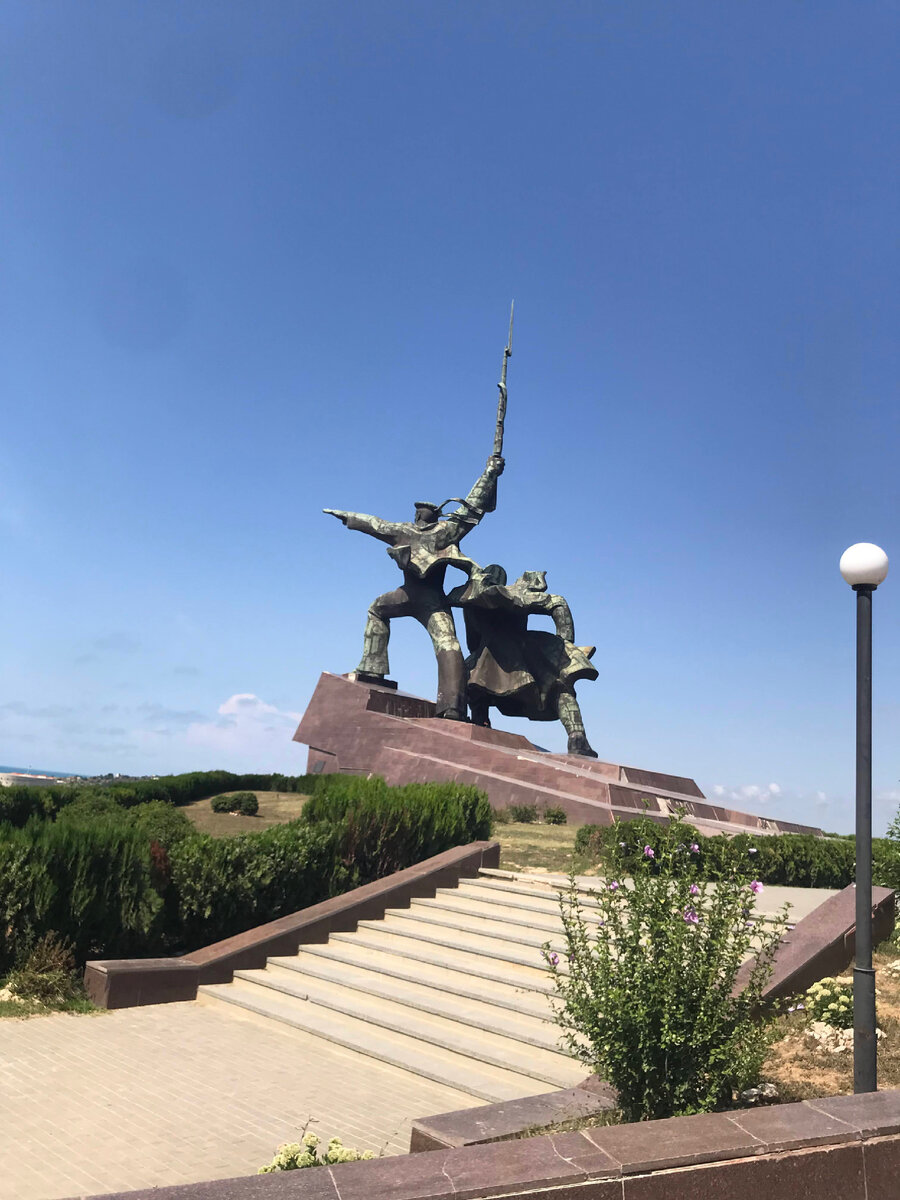 Памятник солдату и матросу.