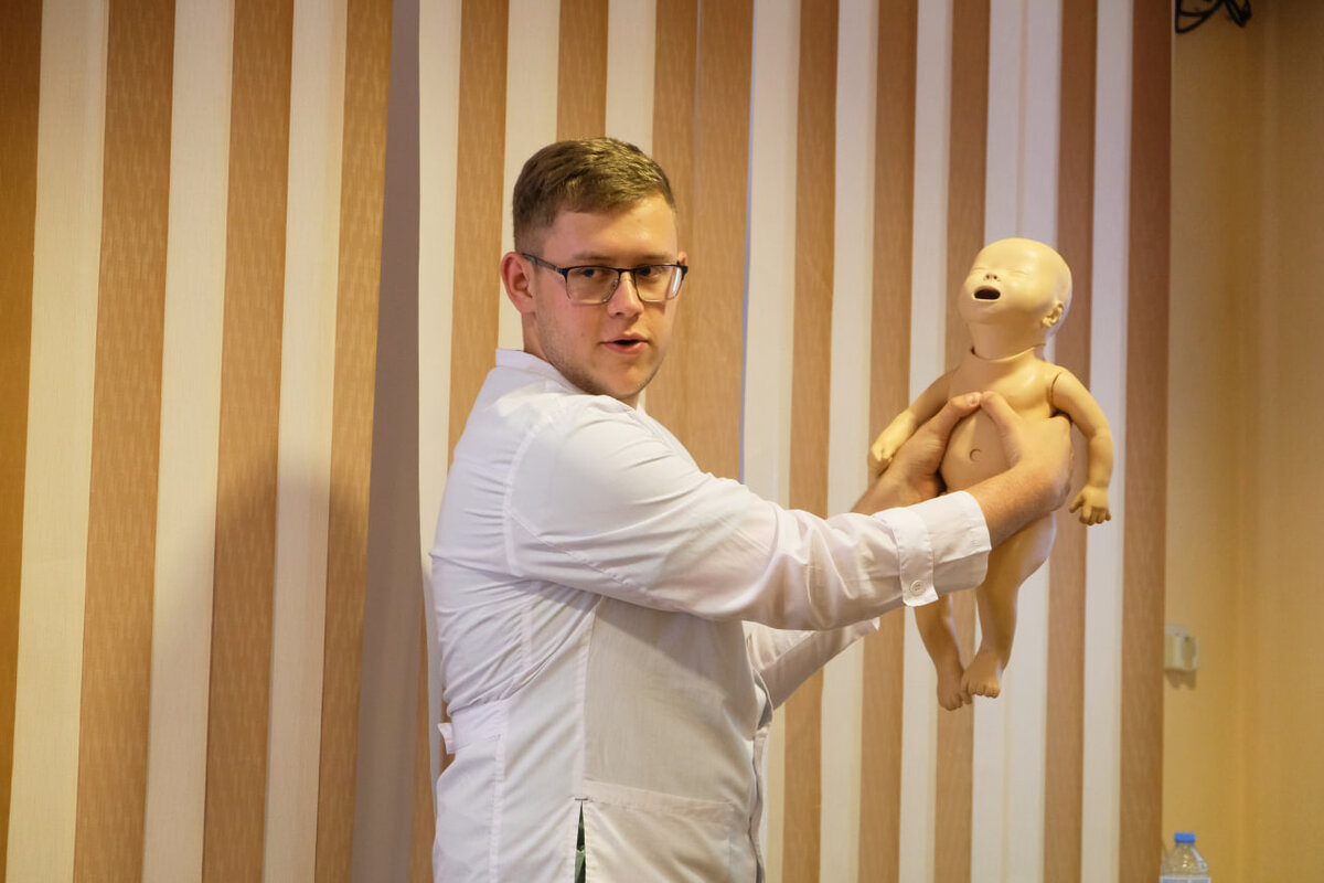 Медики разных специальностей научат, как действовать при утоплении, или если ребенок подавился, или у него резко началась аллергияФото: предоставлено Детской городской клинической больницей № 11ПОДЕЛИТЬСЯ