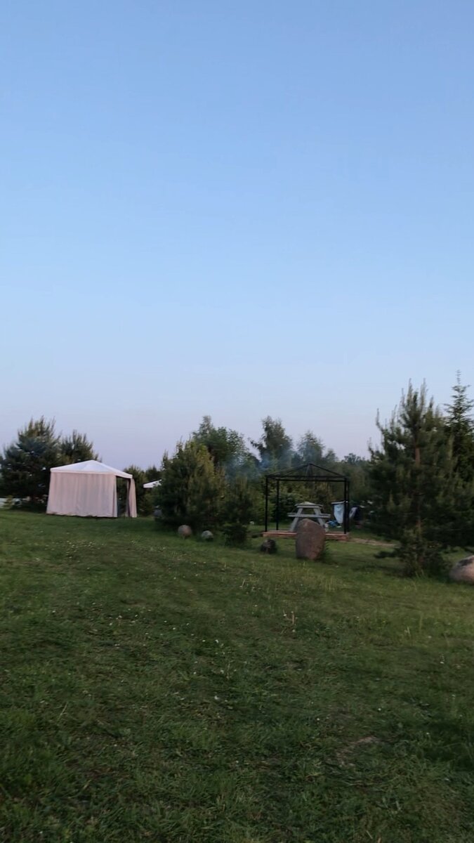 Блуждаю по кемпингу, нормальное фото сделать не могла...