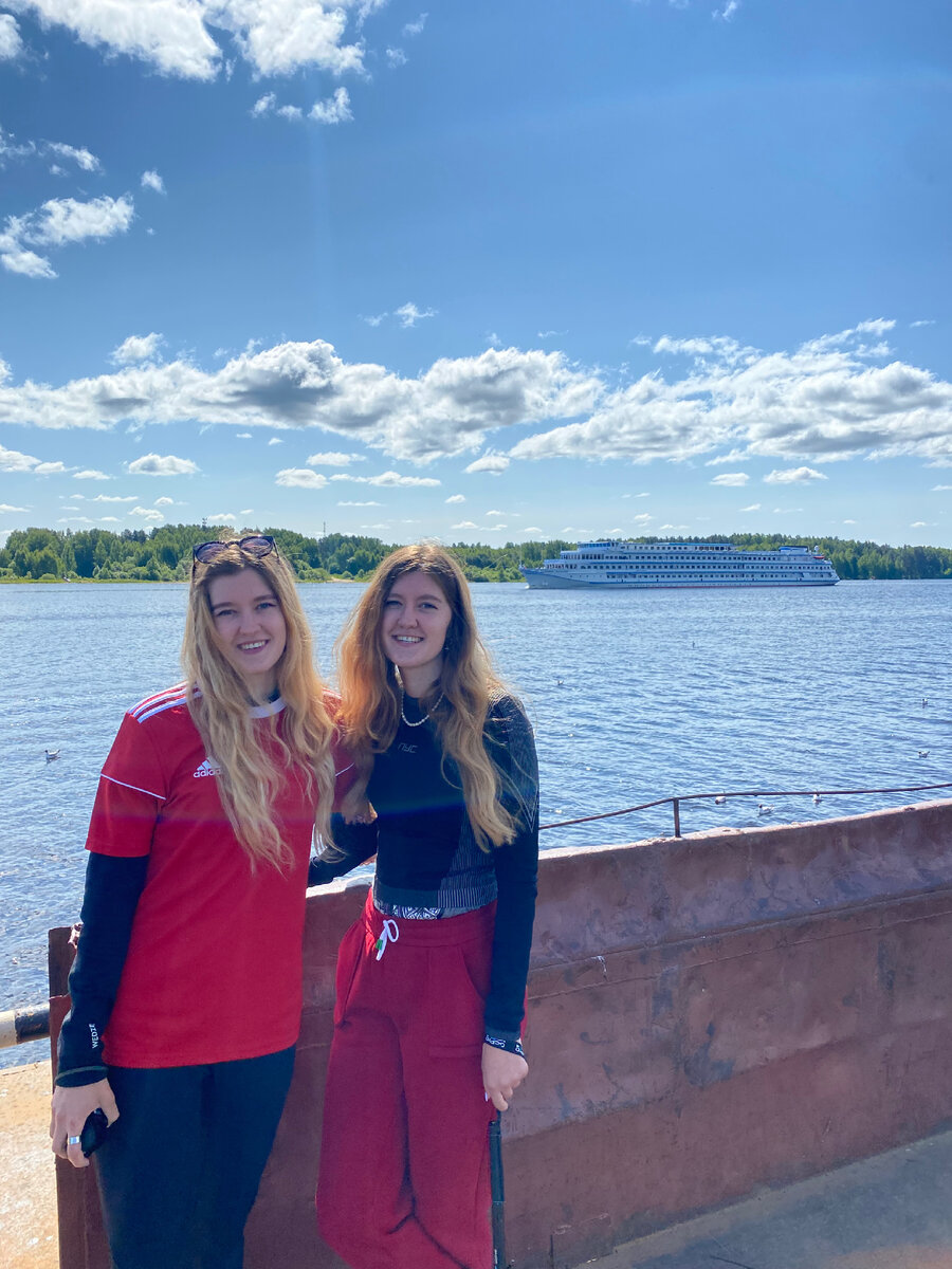 Плывем на пароме через Волгу