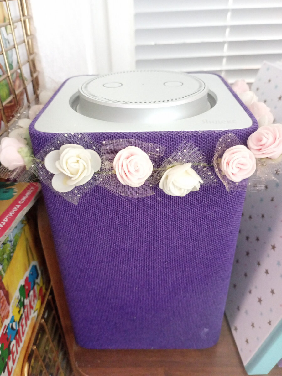 Большая колонка в спальне. 