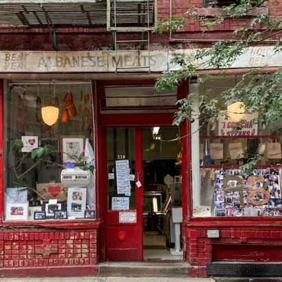 Общий вид на лавку, в нижнем левом углу можно увидеть фото с Мириам