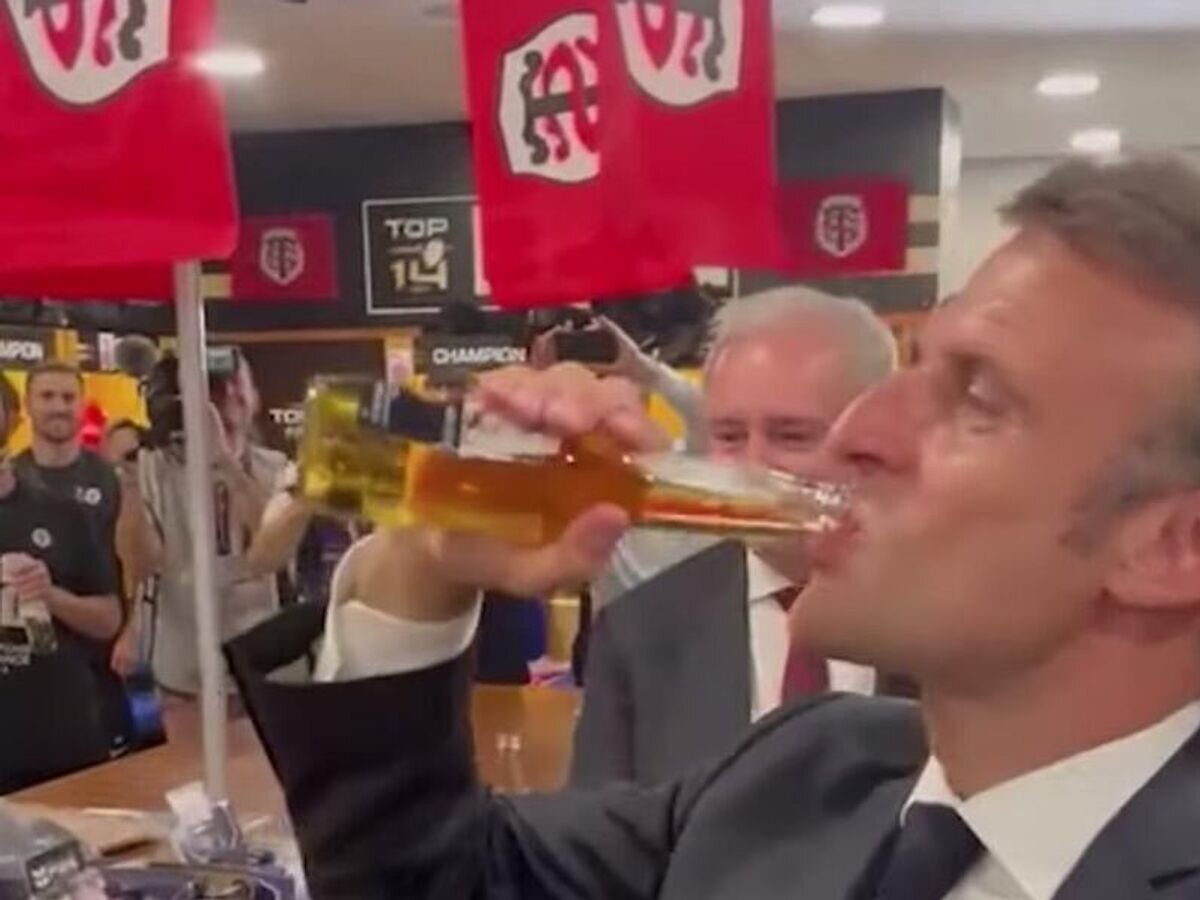    Президент Франции Эммануэль Макрон пьет пиво в честь победы регбийной "Тулузы"© Le Parisien/Youtube