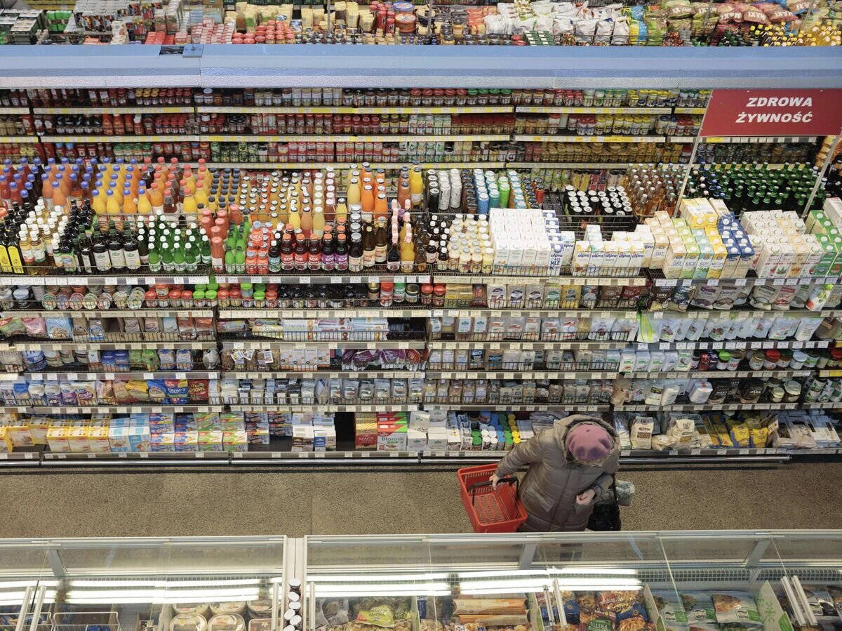    Женщина выбирает товары в супермаркете в Варшаве, Польша© AP Photo / Michal Dyjuk