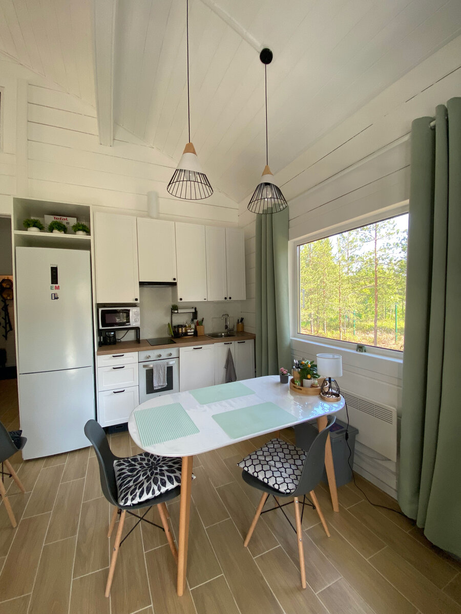 Стол и стулья, которые обрели своё постоянное место в доме.