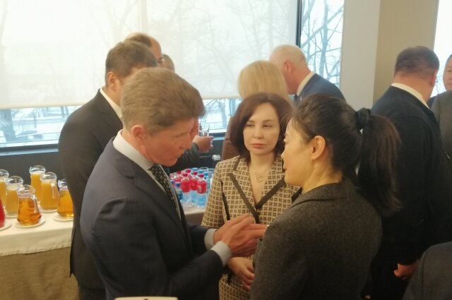    Губернатор общается с генеральным консулом КНР во Владивостоке. Фото:  АиФ/ Олег Белов