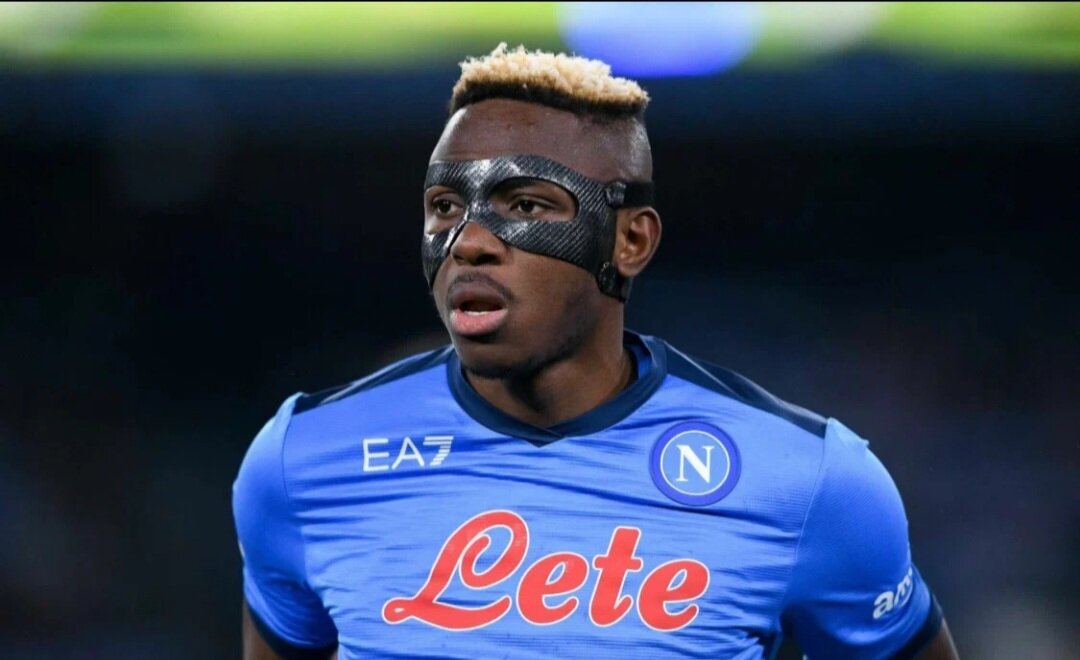 Несколько недель назад стали известны три главных конкурента в борьбе за Осимхена. Видимо тренер наполи готов продать Виктора и готовит игроков, которые могут заменить его. Новый главный тренер наполи уже купил двух нападающих: Джакомо Распадори и Джованни Симеоне.