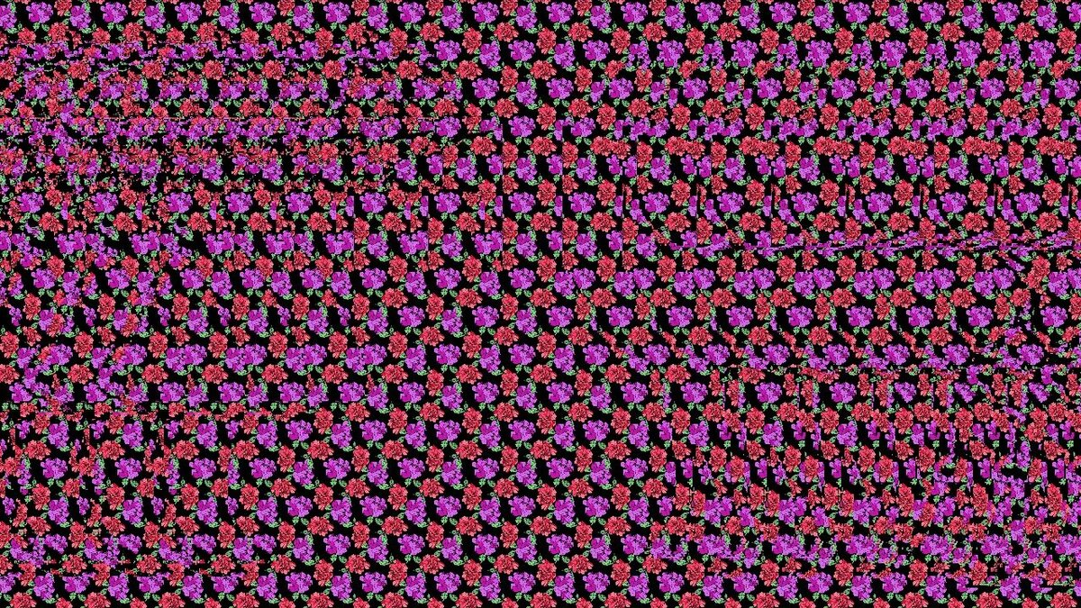 Девочка кормит олененка.