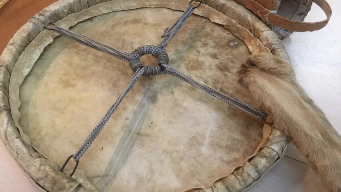     Новое солнце рождается из крови жертвенного оленя. Так считают эвены, которые празднуют наступление Нового года.