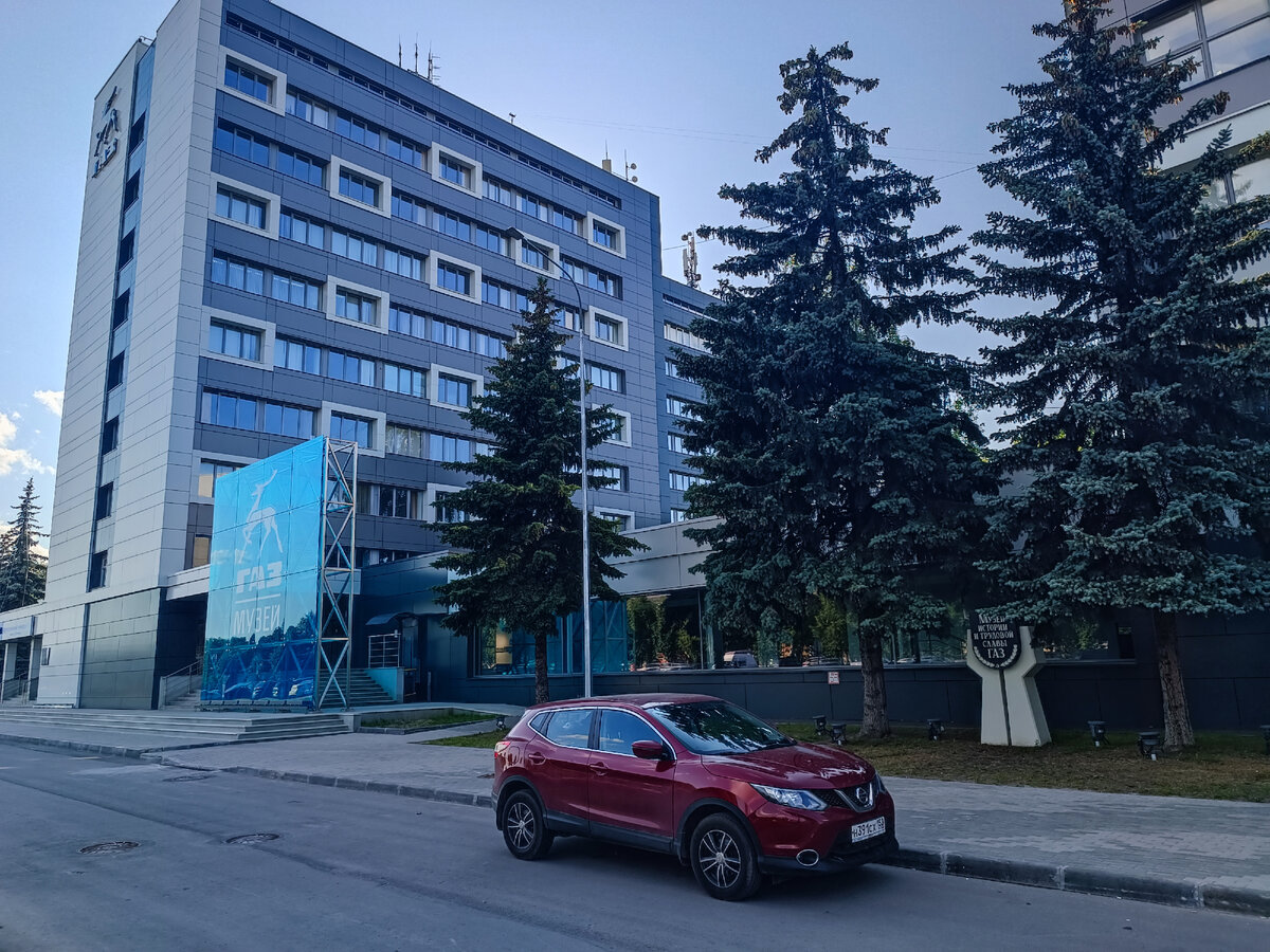 Вместо "Ниссана" тут, конечно, должна бы стоять "Волга".