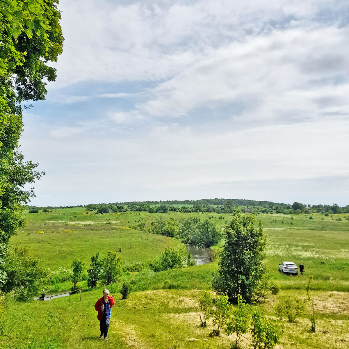 Моя мама. Обходит дозором «владенья свои» 😁. Вид на Упу от господского дома.