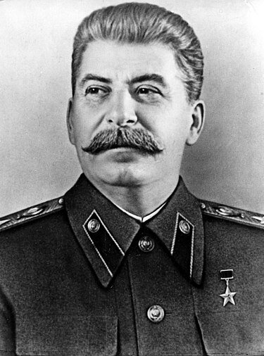 Иосиф Виссарионович Сталин (настоящая фамилия Джугашвили 6 [18] декабря 1878 (по официальной версии — 9 [21] декабря 1879), Гори, Тифлисская губерния, Российская империя — 5 марта 1953, Ближняя дача, Волынское, Кунцевский район, Московская область, СССР) — советский политический, государственный, военный и партийный деятель, российский революционер. Фактический руководитель СССР. Генеральный секретарь ЦК РКП(б)- ВКП(б) (1922—1934). секретарь ЦК ВКП(б) - КПСС (1934 — 1953), Маршал Советского Союза (1943), Генералиссимус Советского Союза (1945). Народный комиссар обороны СССР (с 19 июля 1941 года), Председатель Совнаркома СССР и Совета Министров СССР, Председатель Государственного комитета обороны СССР
