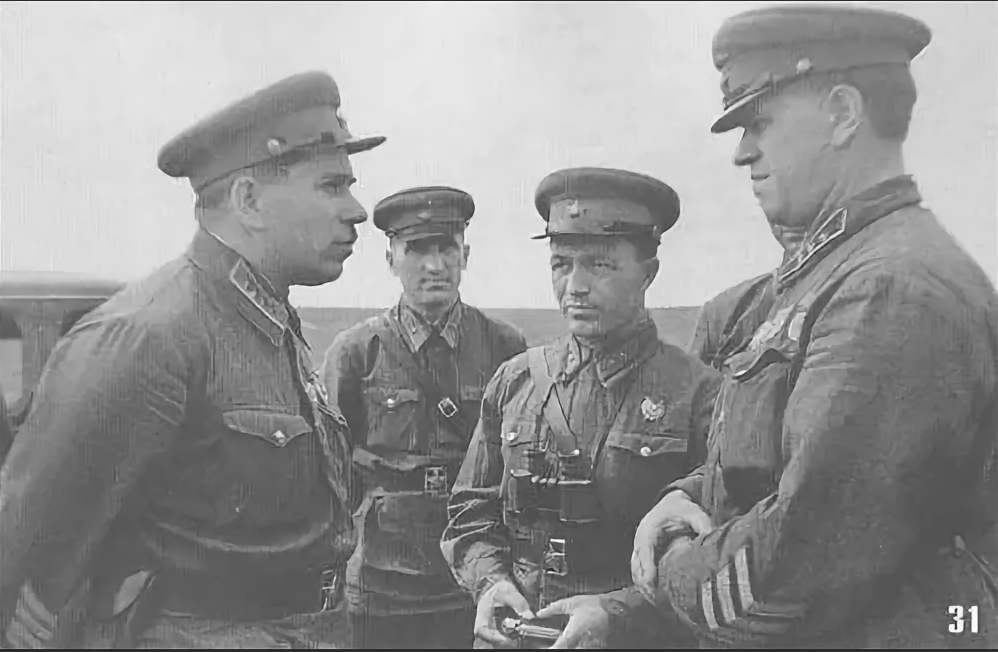 Слева Г. М. Штерн, справа (ну, мало ли, может кто не знал) Г. К. Жуков. Второй слева, предположительно, будущий генерал Григоренко.