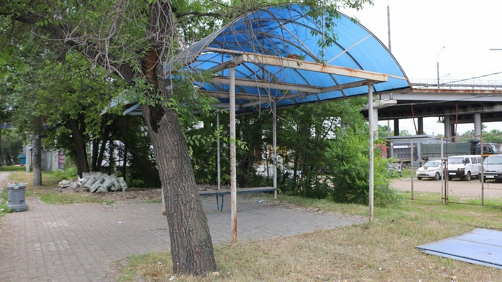     Мэр города приказал убрать заброшенный ларек на остановке «Поворот на 2-й Хабаровск», а также еще три нестационарных объекта, которые портили вид города.